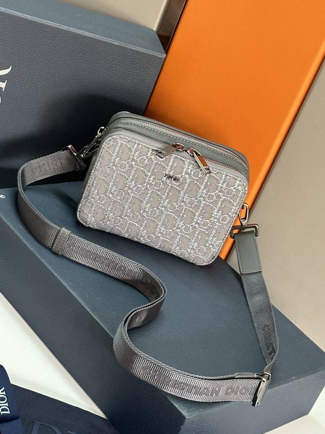 正品级 ，高版本 顶级原单 这款手拿包搭配肩带，高雅实用，可收纳各种日常用品。采用提花面料精心制作，饰以金属光泽线和 Oblique 印花，正面点缀以金属覆层黄