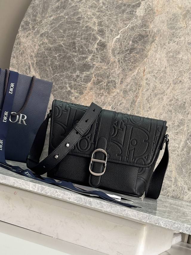 正品级 ，高版本 中号 Dior Daily 翻盖信使包 编号:1Espo376Llg_93925 这款 Dior Daily 翻盖信使包是二零二五秋季男装系列
