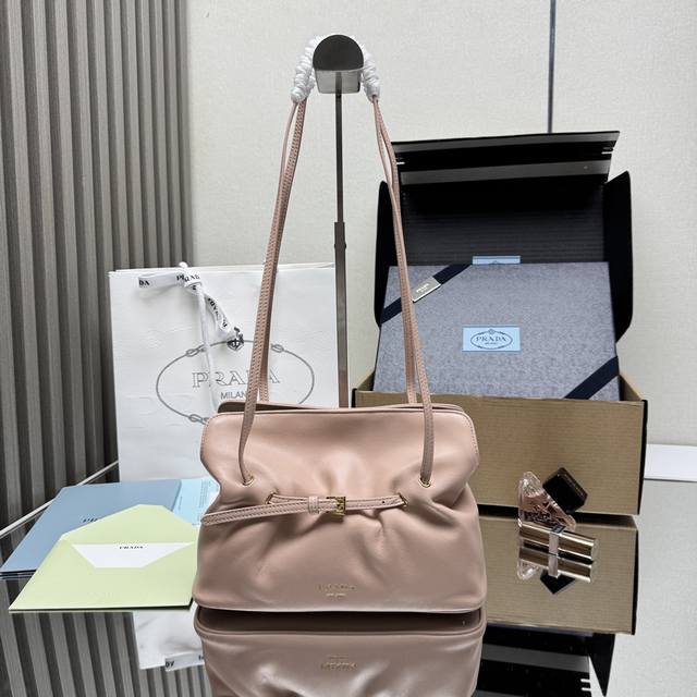 正品级 顶级原单 新品云朵包1Bg586这款单肩云朵包采用口羊皮，内里为全一致进口羊皮，手感非常柔软舒服中间隔层袋口为吸扣设计，顶级五金，上身效果非常Nice时