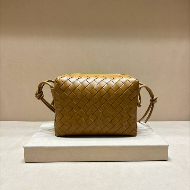 正品级 新款编织小方包 呢现有的款式都偏时髦风 大部分略微有点难驾驭 所以我就看中了它！ 这只小方包和云朵包的小号有些相似 不过！它比云朵包要轻！且容量大得多