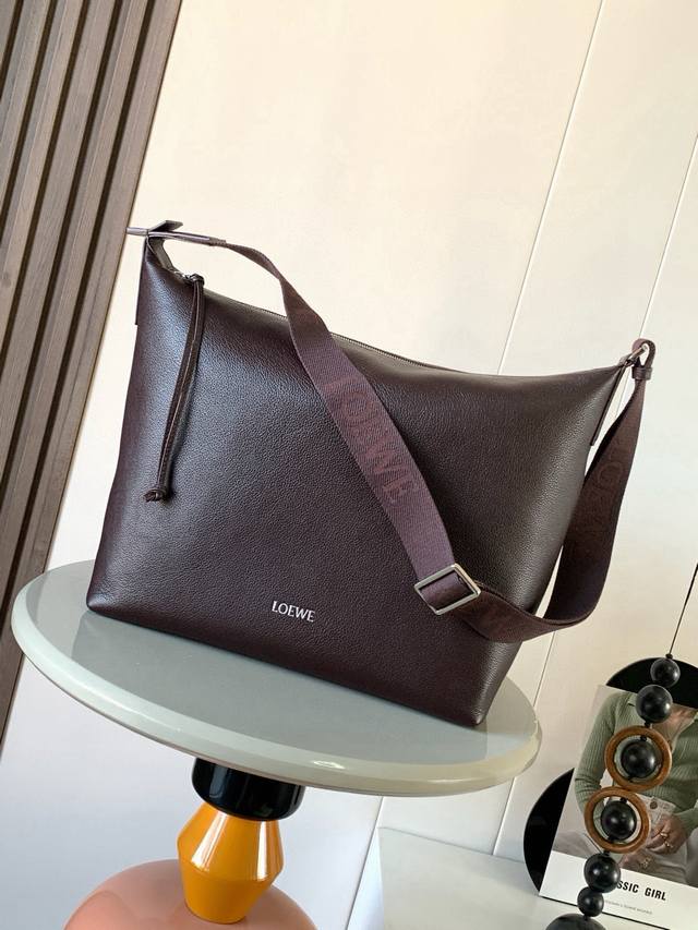 原厂皮 新款柔软粒面牛皮革 Cubi 斜挎包Cubi 斜挎包是一款宽敞且柔软的手袋可轻松适应体形。此版本采用柔软粒面牛皮革制成。*可放13寸笔记本电脑*可斜挎或 原厂皮 新款柔软粒面牛皮革 Cubi 斜挎包Cubi 斜挎包是一款宽敞且柔软的手袋可轻松适应体形。此版本采用柔软粒面牛皮革制成。*可放13寸笔记本电脑*可斜挎或