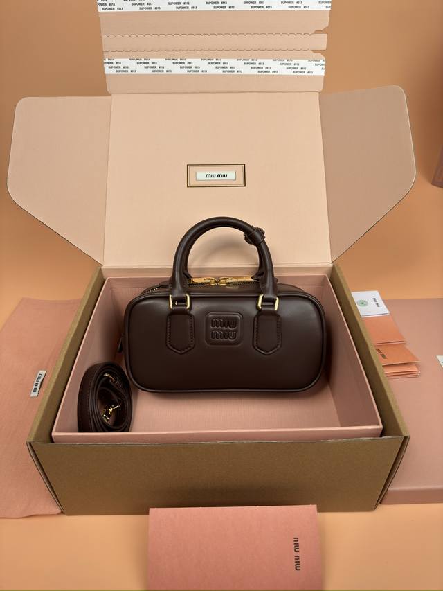 原厂皮 ，配图片包装 特级五金原厂皮 Arcadie 牛皮革小号 22Cm 保龄球手提包 斜挎包～石南木色牛皮 这款Arcadic手袋彰显独特的理念，即时装是对