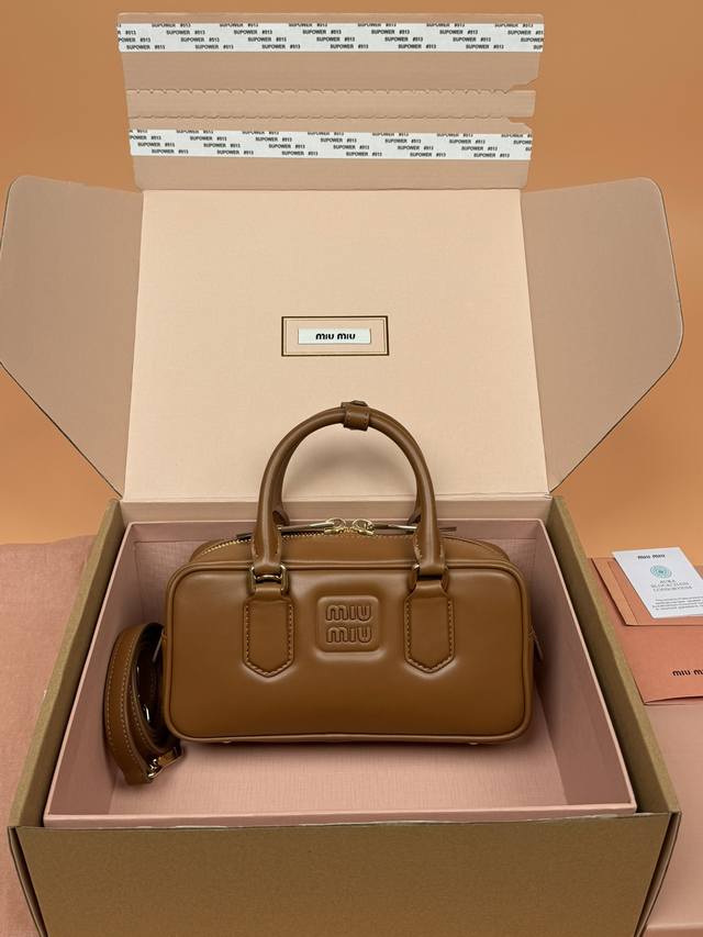 原厂皮 ,配图片包装 特级五金原厂皮 Arcadie 牛皮革小号 22Cm 保龄球手提包 斜挎包~干邑色牛皮 升级版 这款Arcadic手袋彰显独特的理念,即时 原厂皮 ,配图片包装 特级五金原厂皮 Arcadie 牛皮革小号 22Cm 保龄球手提包 斜挎包~干邑色牛皮 升级版 这款Arcadic手袋彰显独特的理念,即时