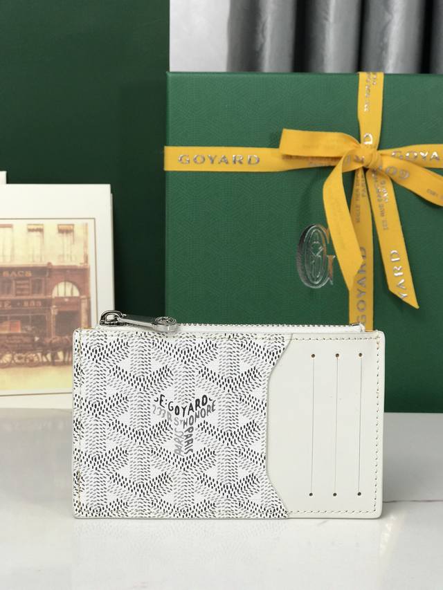 正品级 Bourbon是由Goyardine 帆布配头层小牛皮精心制作而成的拉链卡夹，兼具轻便性和功能性，设有3个卡槽，一个贴袋和一个拉链口袋，安全存放零钱，精