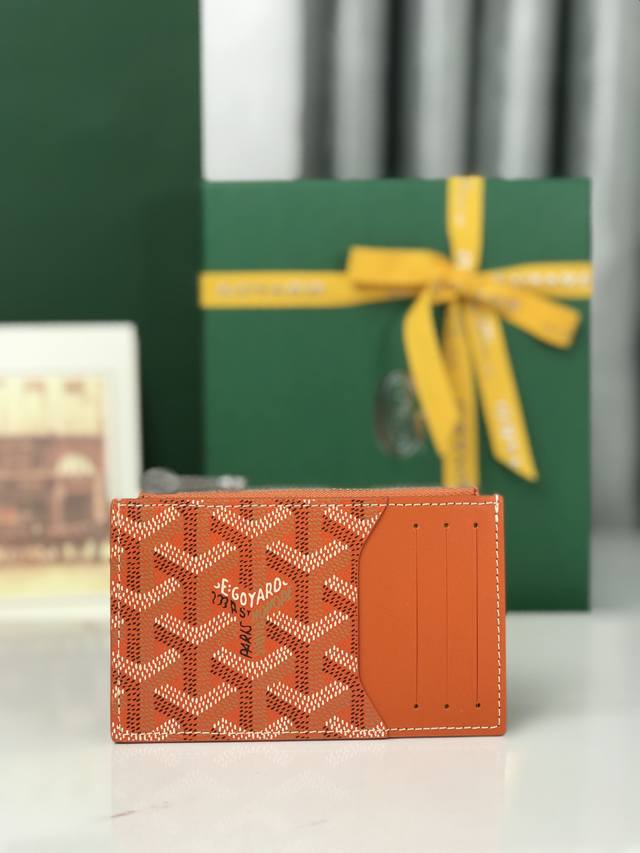 正品级 Bourbon是由Goyardine 帆布配头层小牛皮精心制作而成的拉链卡夹，兼具轻便性和功能性，设有3个卡槽，一个贴袋和一个拉链口袋，安全存放零钱，精