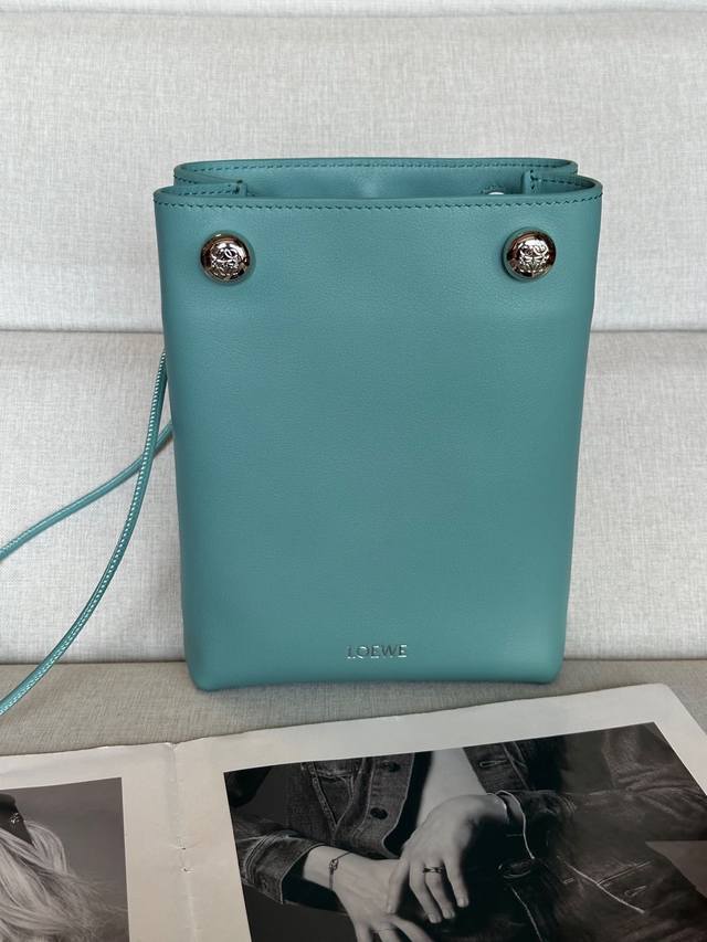 原厂皮 Low光滑牛皮革Pebble小袋 采用折叠结构、管状肩带和双重标志性 *Anagram Pebble.可调节肩带,63厘米-123厘米长 .一个内袋皮革 原厂皮 Low光滑牛皮革Pebble小袋 采用折叠结构、管状肩带和双重标志性 *Anagram Pebble.可调节肩带,63厘米-123厘米长 .一个内袋皮革