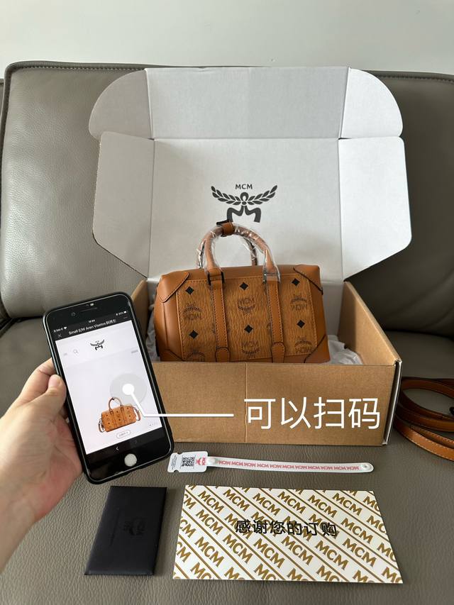 正品级 Mcm新款Soft Berlin Visetos斜挎包，秉承着兼顾精致感与便携性的理念，这款Soft Berlin斜挎包经过精心打造，对经典旅行箱进行了