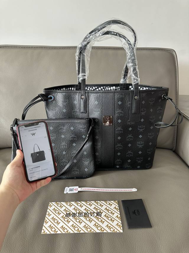 正品级 独家实拍高清铜牌 可翻转至格纹印花衬里的一面使用。侧边抽绳可调节轮廓，并配有可拆卸内袋。顶部皮革双提手，侧边拉绳可用于收紧包口.内含可拆卸拉链收纳包并配