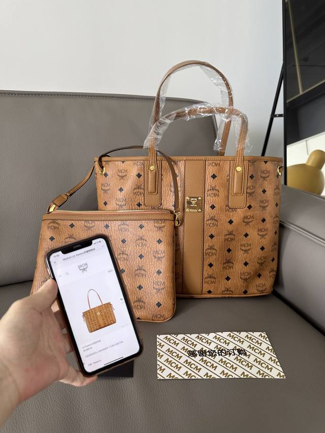 正品级 独家实拍高清铜牌 可翻转至格纹印花衬里的一面使用。侧边抽绳可调节轮廓，并配有可拆卸内袋。顶部皮革双提手，侧边拉绳可用于收紧包口.内含可拆卸拉链收纳包并配