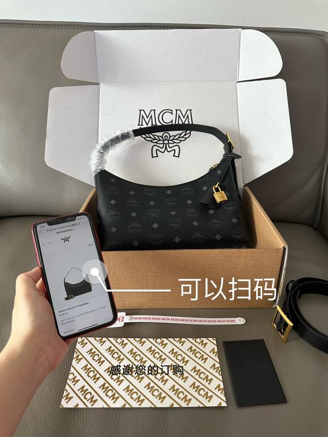 正品级 Mcm 新款牛角包Aren Visetos Hobo肩背包 这款Visetos Hobo包采用可调节皮革肩带设计，并饰有带挂锁的皮革吊牌单品对经典的休闲