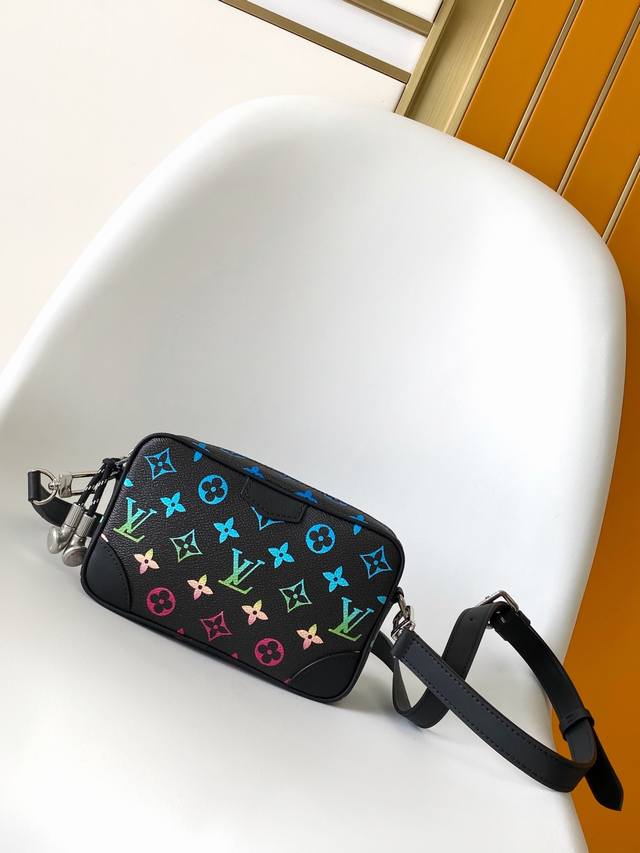 M13903 黑花渐变顶级原单 动态变码 M14058老花TrocadéRo 迷你手袋采用 Monogram 帆布材质、复古牛皮革镶边及加固前包角,向路易威登的 M13903 黑花渐变顶级原单 动态变码 M14058老花TrocadéRo 迷你手袋采用 Monogram 帆布材质、复古牛皮革镶边及加固前包角,向路易威登的