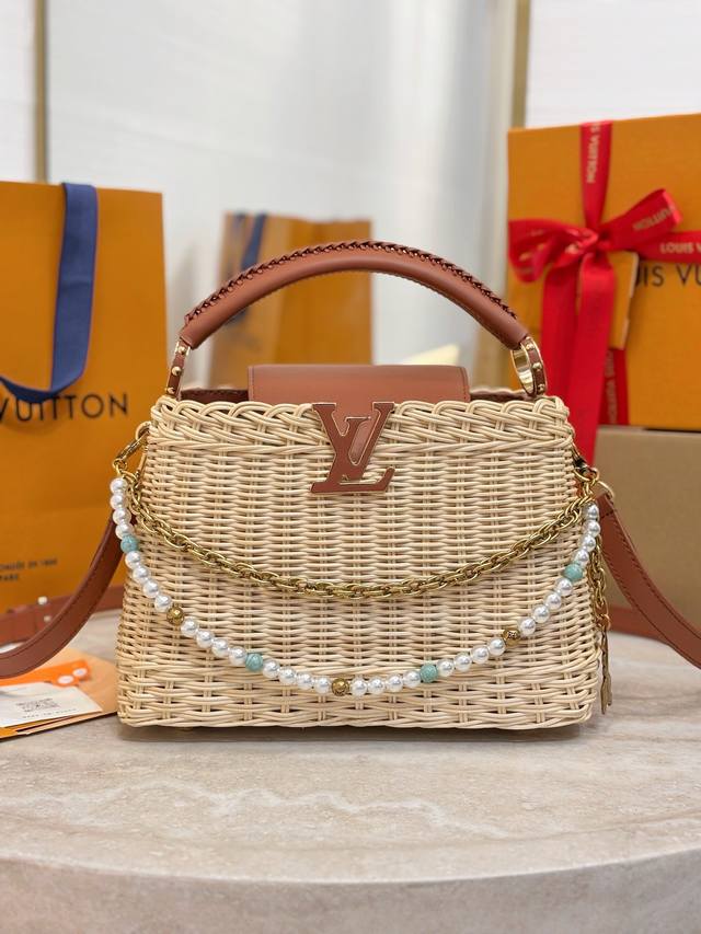 Capucines Bb 手袋 M26025焦糖色 本款 Capucines Bb 手袋回溯品牌于 1892 年推出的 Picnic 硬箱 以考究设计传递度假风