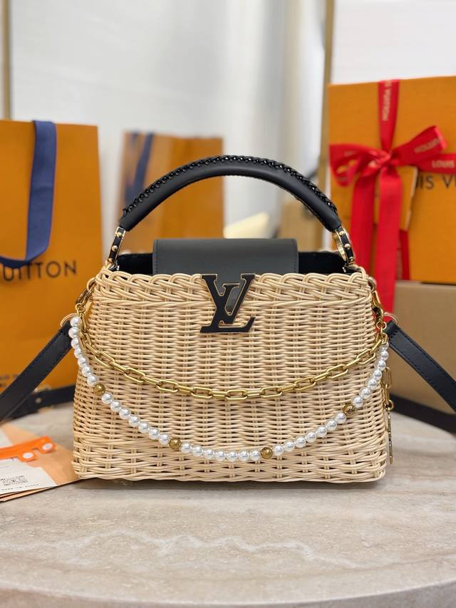 Capucines Bb 手袋 M14366蓝色 本款 Capucines Bb 手袋回溯品牌于 1892 年推出的 Picnic 硬箱 以考究设计传递度假风情 Capucines Bb 手袋 M14366蓝色 本款 Capucines Bb 手袋回溯品牌于 1892 年推出的 Picnic 硬箱 以考究设计传递度假风情