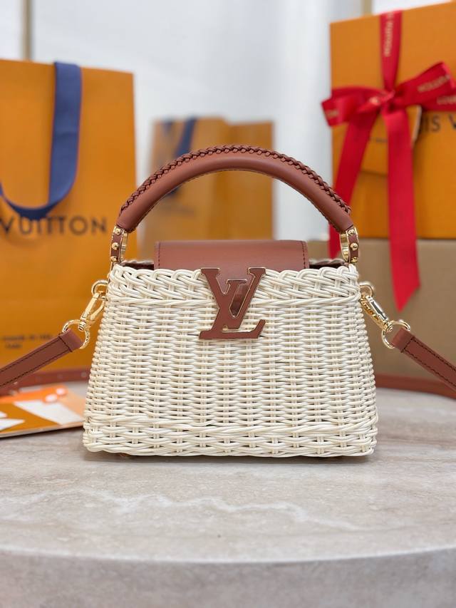 Capucines 迷你手袋 M14365焦糖色 本款 Capucines 迷你手袋向路易威登于 1892 年推出的 Picnic 硬箱汲取灵感 洋溢浓郁夏日风