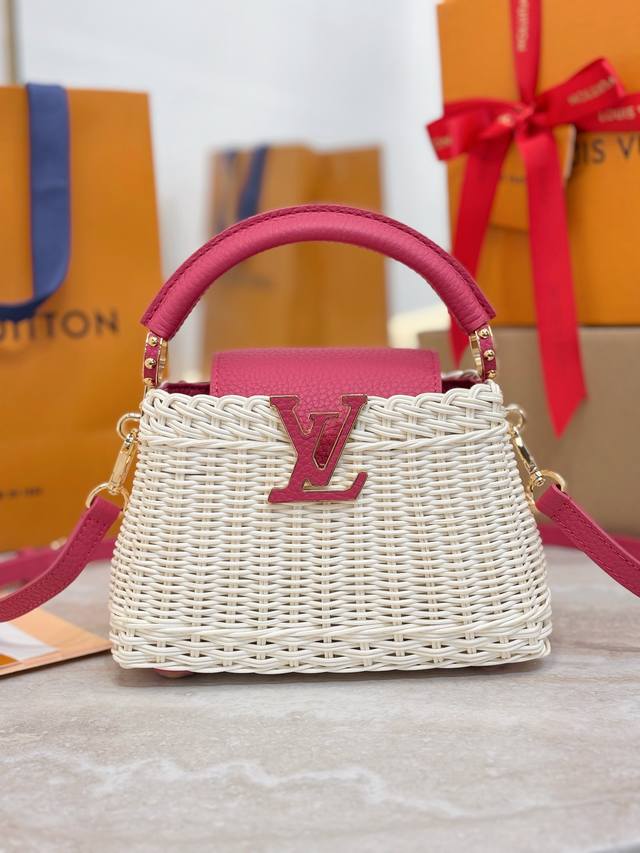 Capucines 迷你手袋 M26005枚红色 本款 Capucines 迷你手袋向路易威登于 1892 年推出的 Picnic 硬箱汲取灵感 洋溢浓郁夏日风