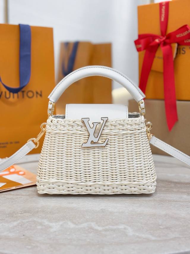 Capucines 迷你手袋 M26004白色 本款 Capucines 迷你手袋向路易威登于 1892 年推出的 Picnic 硬箱汲取灵感 洋溢浓郁夏日风情