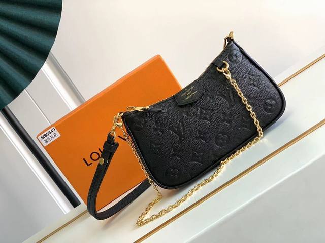 顶级原厂 14421M80349沙丘色 本款 Easy Pouch 手袋为皮革包身铺陈经典 Monogram 图案，并融入 D 形环等耀目金属件，成就昼夜出行佳