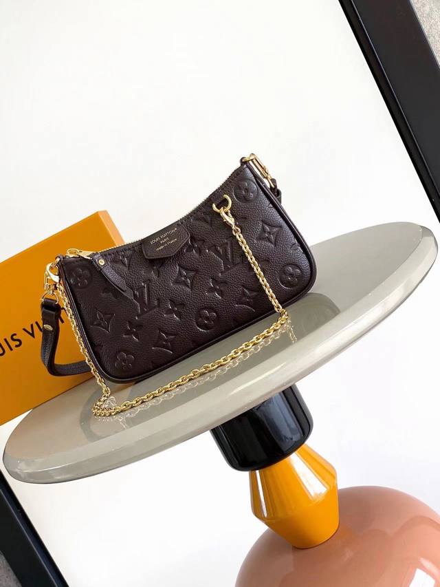 顶级原厂 14421M80349沙丘色 本款 Easy Pouch 手袋为皮革包身铺陈经典 Monogram 图案，并融入 D 形环等耀目金属件，成就昼夜出行佳