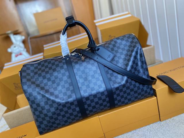 顶级原单 N41413黑格Keepall 55 旅行袋 配肩带 这款以Damier Graphite帆布制作的旅行包再现了路易威登的经典设计，时尚优雅，同时轻便