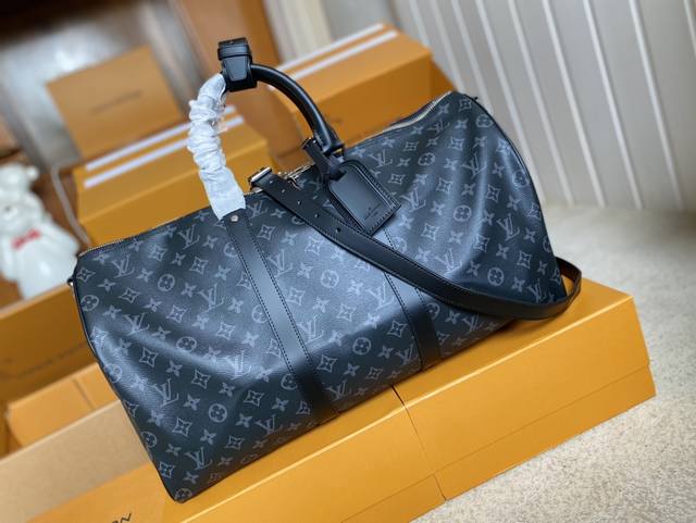 顶级原单M40601 黑花M40569黑花 M40605黑花 Keepall是路易威登旅行袋系列中的经典。这个大号Keepall以Monogram帆布为袋身，配
