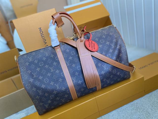 顶级原单 M11541 本款Keepall BandoulièRe50旅行袋出自 秋冬时装秀,以 Monogram Dust 涂层帆布搭配做旧牛皮革和金属件,道 顶级原单 M11541 本款Keepall BandoulièRe50旅行袋出自 秋冬时装秀,以 Monogram Dust 涂层帆布搭配做旧牛皮革和金属件,道