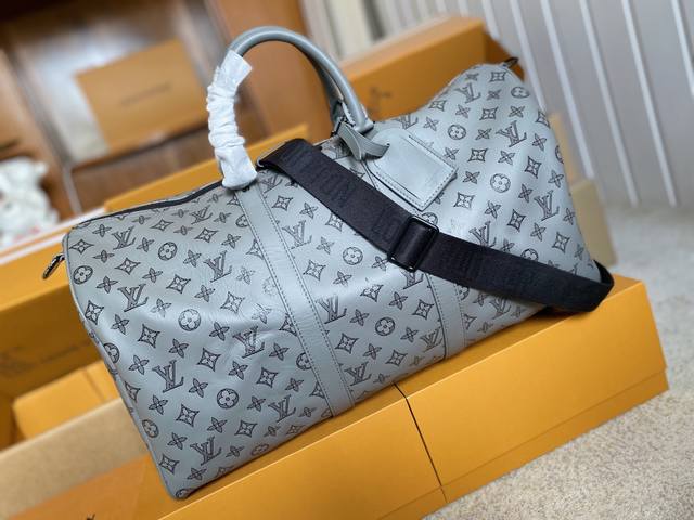 顶级原单 M46117灰支持Nxp芯片感应 路易威登经典 Keepall 旅行袋释放 Monogram Shadow 皮革的摩登新意。舒柔牛皮革工致压印标志性 顶级原单 M46117灰支持Nxp芯片感应 路易威登经典 Keepall 旅行袋释放 Monogram Shadow 皮革的摩登新意。舒柔牛皮革工致压印标志性
