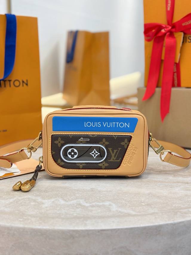 Baladeur Wearable Wallet 手袋 M14062 Baladeur Wearable Wallet 手袋结合牛皮革与 Monogram 涂层