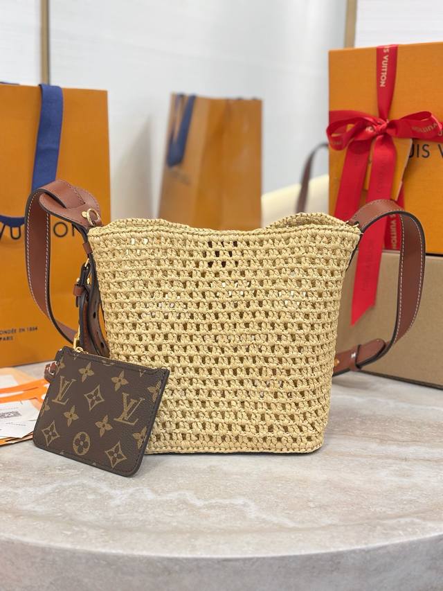 顶级原单 All In Bb 手袋 M14217 本款 All In Bb 手袋以法国南部的悠闲格调演绎度假风范 再度印证品牌精湛匠艺 拉菲草包身融入标志性名牌 顶级原单 All In Bb 手袋 M14217 本款 All In Bb 手袋以法国南部的悠闲格调演绎度假风范 再度印证品牌精湛匠艺 拉菲草包身融入标志性名牌