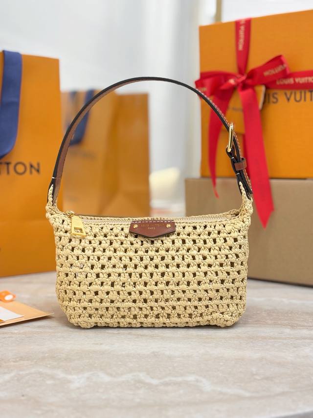 顶级原单 Hills Pochette 手拿包 M14304 本款 Hills Pochette 手拿包以拉菲草塑造雅致构型 成就露天聚会与阳光假日的随行佳选