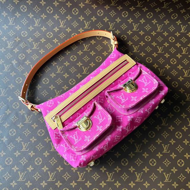 顶级原单 本款M95212 中古系列 绝版限量款。牛仔元素可是永不过时的，而且无论怎么搭配都超有范，无敌洋气！闭眼入~尺寸：30.0×10.0×19.0Cm