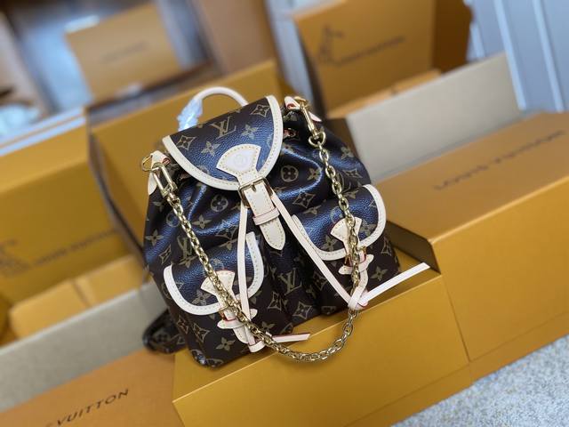 顶级原单 M46932支持Nxp芯片感应 动态芯片Excursion 小号背包以经典 Monogram 帆布和牛皮革塑造摩登袖珍构型，其搭扣和皮革抽绳源自 19