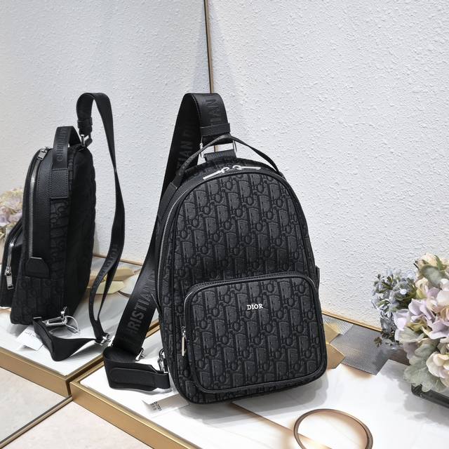 厂价 最高版本原厂皮顶级原单配专柜全套包装 顶级原版 黑色布 今年最新款_ ［發] 最新款斜挎版包是本季新款，从 Rider 手袋汲取灵感，精巧实用。采用标志性