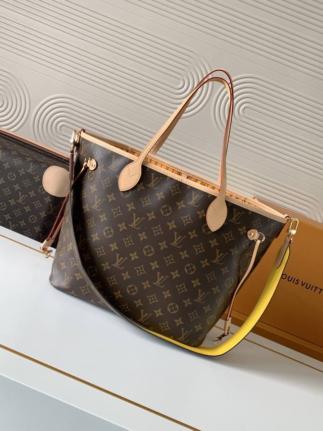 厂价 。 最高版本原厂皮顶级原单配专柜全套包装 动态芯片 M11947老花橙 顶级原单 独家背景实拍 作为路易威登的经典设计之一，Neverfull Bando