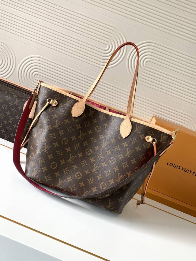 厂价 。 最高版本原厂皮顶级原单配专柜全套包装 动态芯片 M12257老花玫红 顶级原单 独家背景实拍 作为路易威登的经典设计之一，Neverfull Band