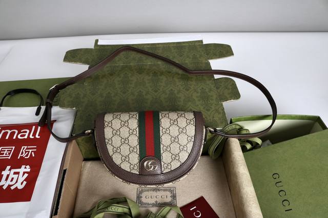 厂价 。 最高版本原厂皮顶级原单配专柜全套包装 简介：2025春夏系列中，Ophidia系列亮眼呈献新颖廓形与功能，以标志性米色和棕色配色匠心演绎，打造质地柔软