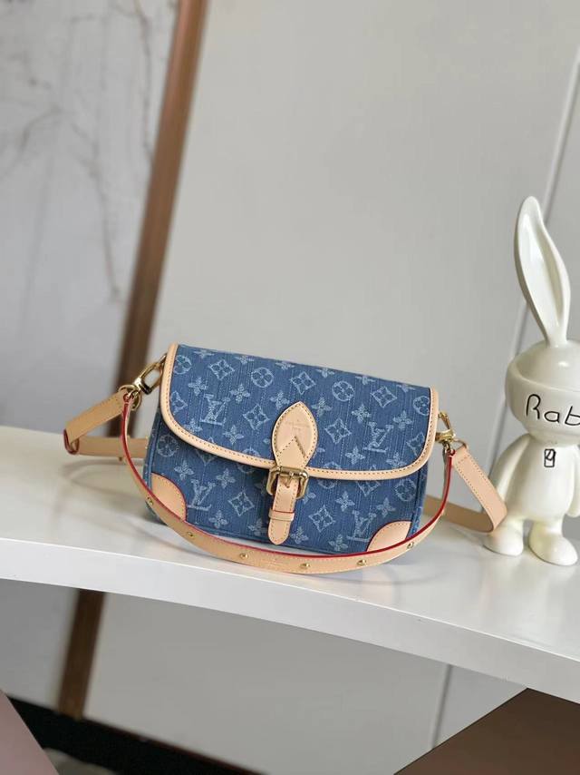 厂价 。 最高版本原厂皮顶级原单配专柜全套包装 海原外单 独实家拍 半钢 163芯片 M13070蓝色 丹宁牛仔法棍包 新款 Diane 手袋 黛安挎包是由 M