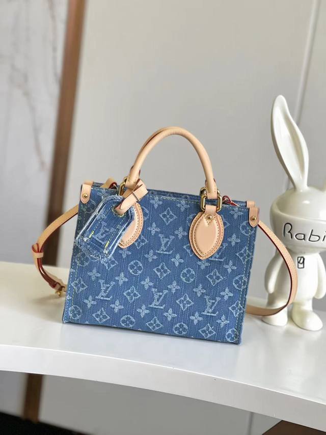 厂价 。 最高版本原厂皮顶级原单配专柜全套包装 海原外单 独实家拍 半钢163芯片 M14633蓝色 丹宁牛仔四方包 本款 Onthego 小号手袋选用棉质丹宁 厂价 。 最高版本原厂皮顶级原单配专柜全套包装 海原外单 独实家拍 半钢163芯片 M14633蓝色 丹宁牛仔四方包 本款 Onthego 小号手袋选用棉质丹宁