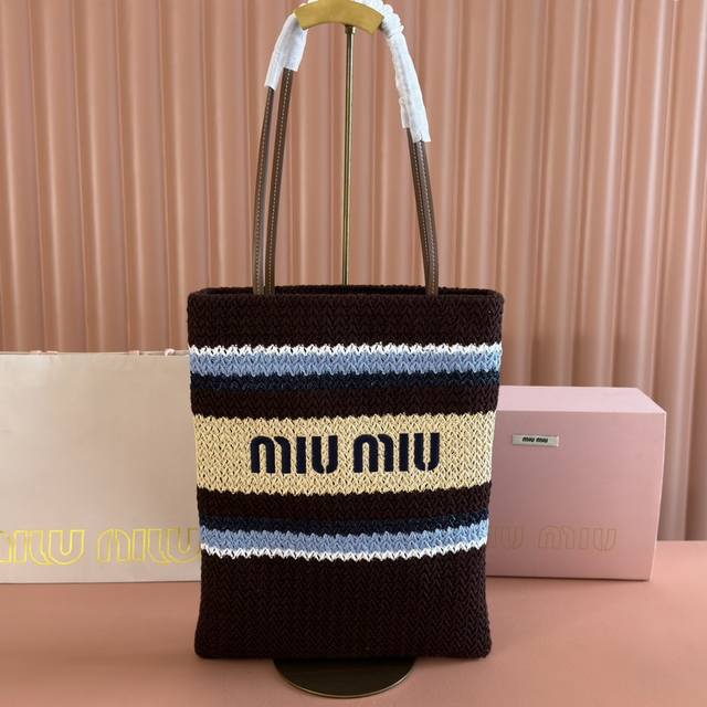 配置专柜全套包装 M家 5Bg248，进口拉菲草编拼绵线编织托特包，这款钩针编织托特包饰以活力的色彩拼接图案，包身饰以标志性的Miu刺绣徽标，与复古和精致做工共