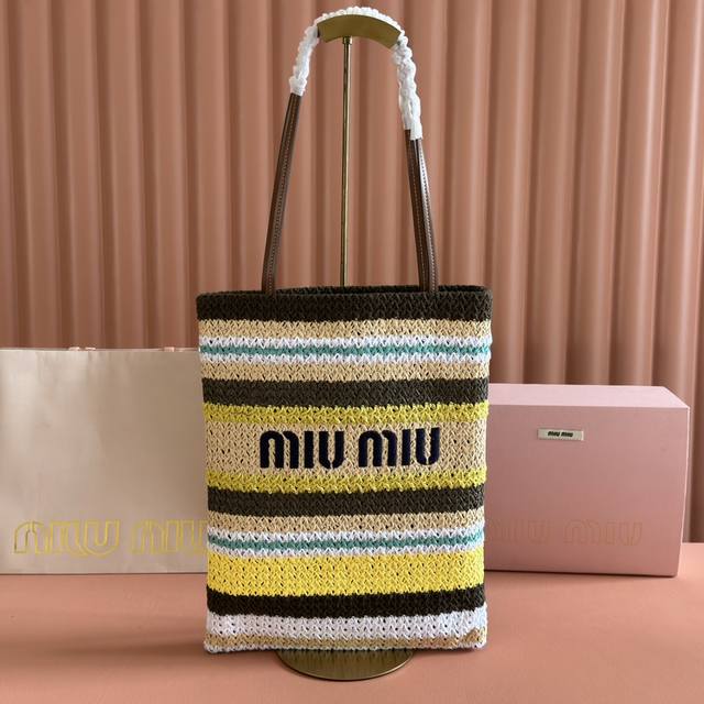 配置专柜全套包装 M家 5Bg248，进口拉菲草编拼绵线编织托特包，这款钩针编织托特包饰以活力的色彩拼接图案，包身饰以标志性的Miu刺绣徽标，与复古和精致做工共