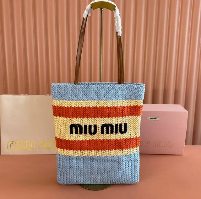 配置专柜全套包装 M家 5Bg248，进口拉菲草编拼绵线编织托特包，这款钩针编织托特包饰以活力的色彩拼接图案，包身饰以标志性的Miu刺绣徽标，与复古和精致做工共