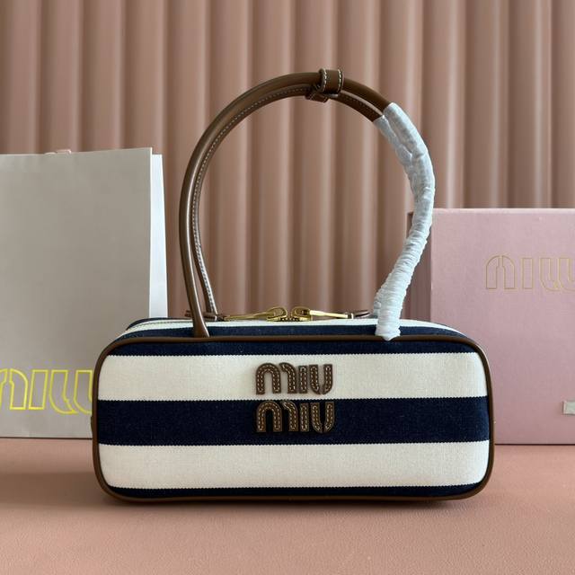 配置专柜全套包装 M家25Ss单肩包条纹火爆全网中 超美Beau手袋融合了复古风格当代精神，真的太种草了！ 采用顶级进口小牛皮，皮质光滑细腻柔软，背起来都很 N