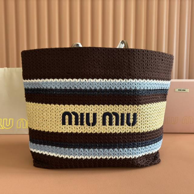 配置专柜全套包装 M家5Bg228，进口拉菲草编拼绵线编织托特包，市场唯一对版品质，正面标志性Miumiu刺绣，棉布里内，超轻，容量超大，出游必备，一年四季都适
