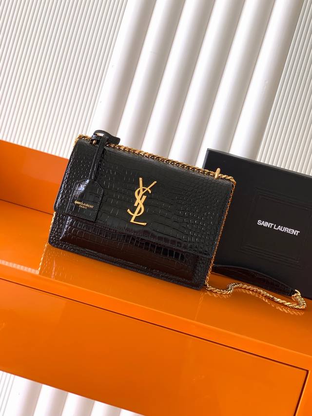 独家背景 克鳄鱼纹 金 #经典款贵气鳄鱼纹Sunset日落包 原厂皮版本！喜欢鳄鱼纹包包的小伙伴不能错过的一款！高品质 正品皮，正品开模五金，追求每一个每一个细