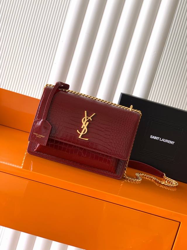 独家背景 枣红鳄鱼纹 金 #经典款贵气鳄鱼纹Sunset日落包 原厂皮版本！喜欢鳄鱼纹包包的小伙伴不能错过的一款！高品质 正品皮，正品开模五金，追求每一个每一个