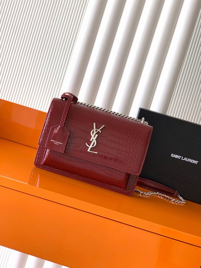 独家背景 枣红鳄鱼纹 银 #经典款贵气鳄鱼纹Sunset日落包 原厂皮版本！喜欢鳄鱼纹包包的小伙伴不能错过的一款！高品质 正品皮，正品开模五金，追求每一个每一个