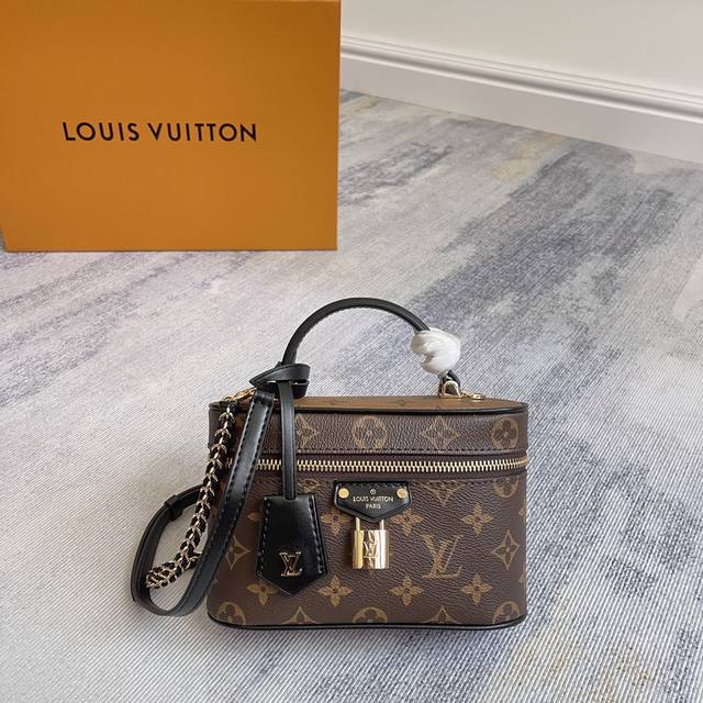 独家定制实拍动态变码芯片 顶级原单加强版 化妆盒子 实拍 M47125老花Vanity Chain Pouch 手袋向经典化妆箱汲取灵感,以Monogram 帆 独家定制实拍动态变码芯片 顶级原单加强版 化妆盒子 实拍 M47125老花Vanity Chain Pouch 手袋向经典化妆箱汲取灵感,以Monogram 帆