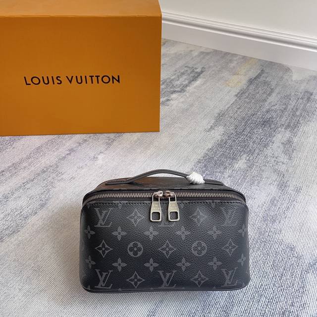 M11508黑花 M11750老花 顶级原单 Toiletry Bag 2 Compartments Sd盥洗袋取材 Monogram 涂层帆布和可水洗织物内衬 M11508黑花 M11750老花 顶级原单 Toiletry Bag 2 Compartments Sd盥洗袋取材 Monogram 涂层帆布和可水洗织物内衬