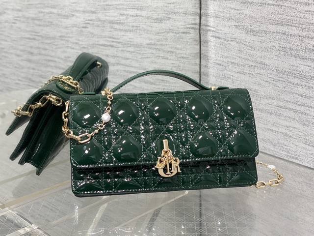 原厂 配全套原版包装 漆皮现货 砖柜最新珍珠链条手拿包标志性的藤纹格，经典的字母吊饰