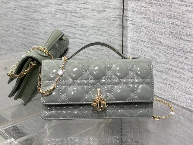 原厂 配全套原版包装 漆皮现货 砖柜最新珍珠链条手拿包标志性的藤纹格，经典的字母吊饰