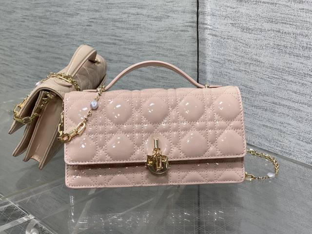 原厂 配全套原版包装 漆皮现货 砖柜最新珍珠链条手拿包标志性的藤纹格，经典的字母吊饰